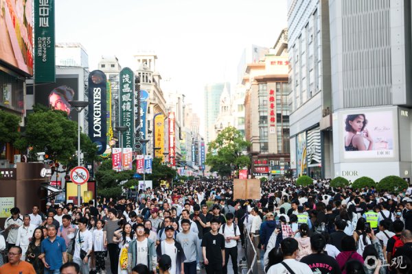 瑞和网  长假首日，南京东路上人多得“走不动”了，有商场营业额同比增长超20%